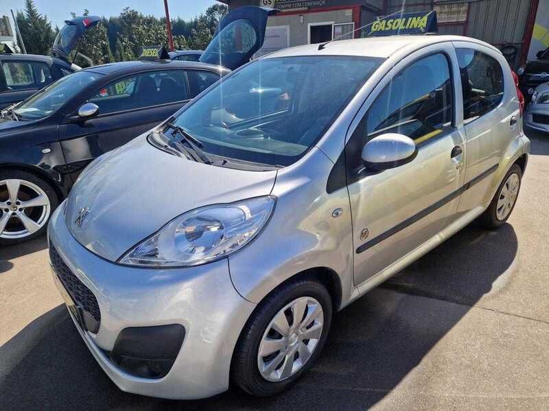 Cinzento Usado 2012 Peugeot 107 Active Citadino | € 6.750 - Imagem 1/4
