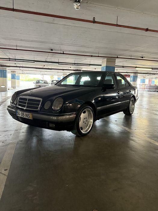 Usado 1999 Mercedes E220 Sedan | € 6.500 - Imagem 1/4