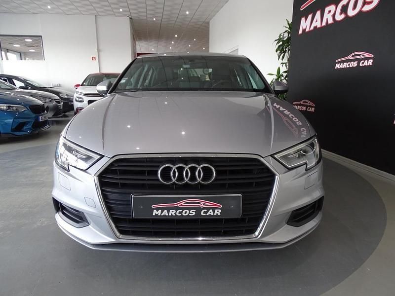 Usado Audi A3 Design 116 HP (85 kW) 2018 Cinza Sedan