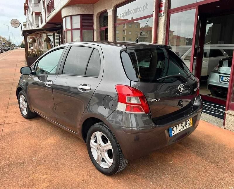 Usado Toyota Yaris 70 HP (51 kW) 2011 Antracite Citadino