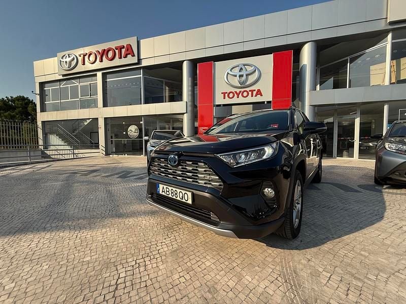 Preto (pintura metalizada) Usado 2020 Toyota RAV4 Comfort SUV | € 34.500 - Imagem 1/4