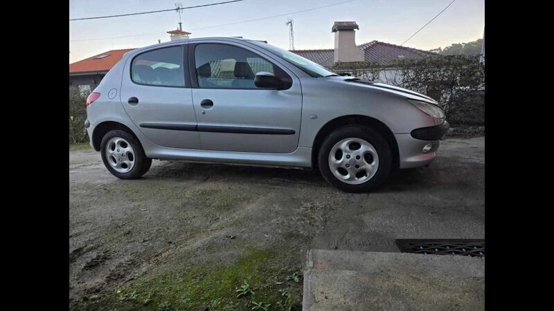 Cinzento Usado 2003 Peugeot 206 Citadino | € 3.999 (Preço justo) - Imagem 1/4