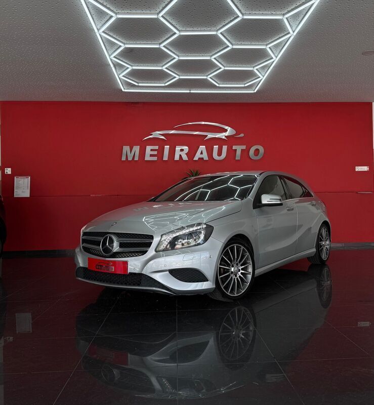 Cinza Usado 2014 Mercedes A180 Urban | € 11.900 - Imagem 1/4