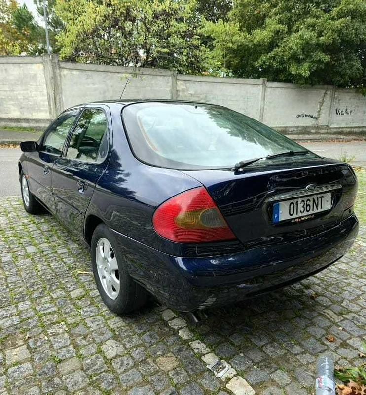 Usado Ford Mondeo 90 HP (66 kW) 1999 Azul