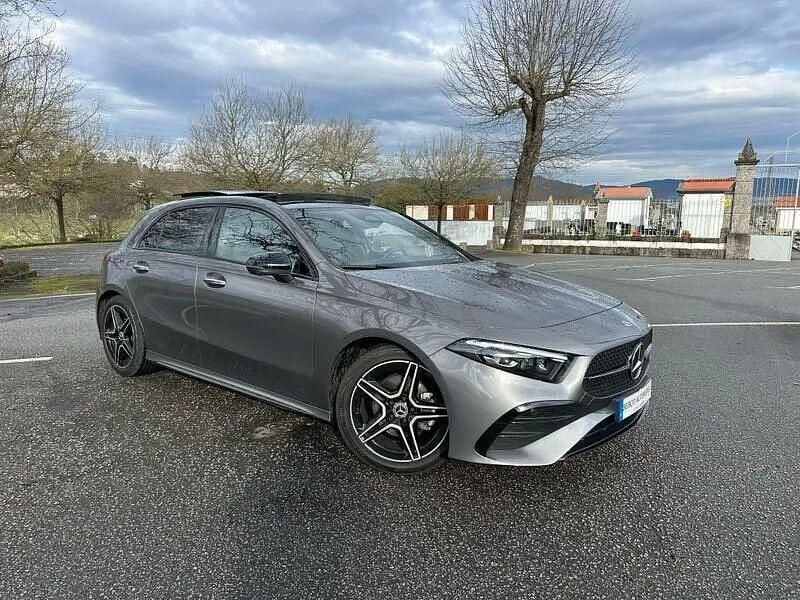 Cinza Usado 2023 Mercedes A180 AMG line Sedan | € 35.990 (Caro) - Imagem 1/4