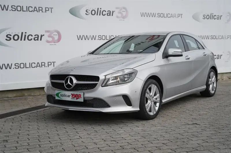 Cinza Usado 2017 Mercedes A180 Urban Citadino | € 19.500 (Preço justo) - Imagem 1/4
