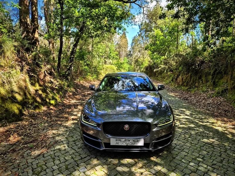 Usado Jaguar XE Prestige 180 HP (132 kW) 2015 Cinza escuro Sedan