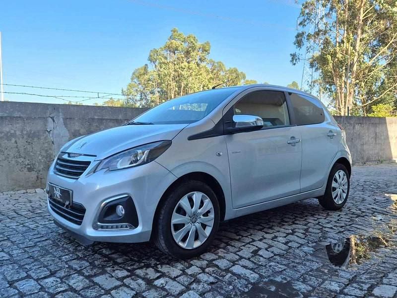 Cinza Usado 2021 Peugeot 108 Style Citadino | € 12.000 (Preço justo) - Imagem 1/4