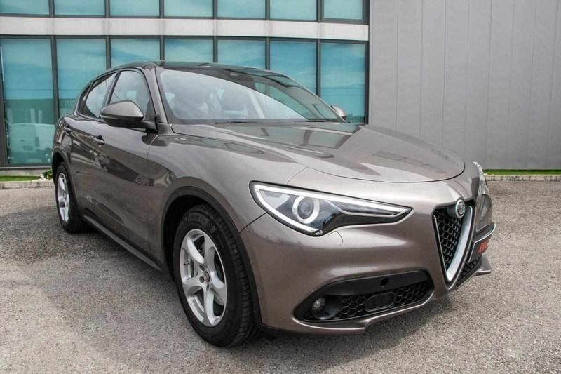 Usado Alfa Romeo Stelvio Super 180 HP (132 kW) 2018 Cinzento (metalizada) SUV