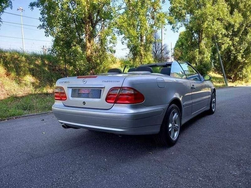 Usado Mercedes CLK200 163 HP (119 kW) 2001 Cinzento Sedan