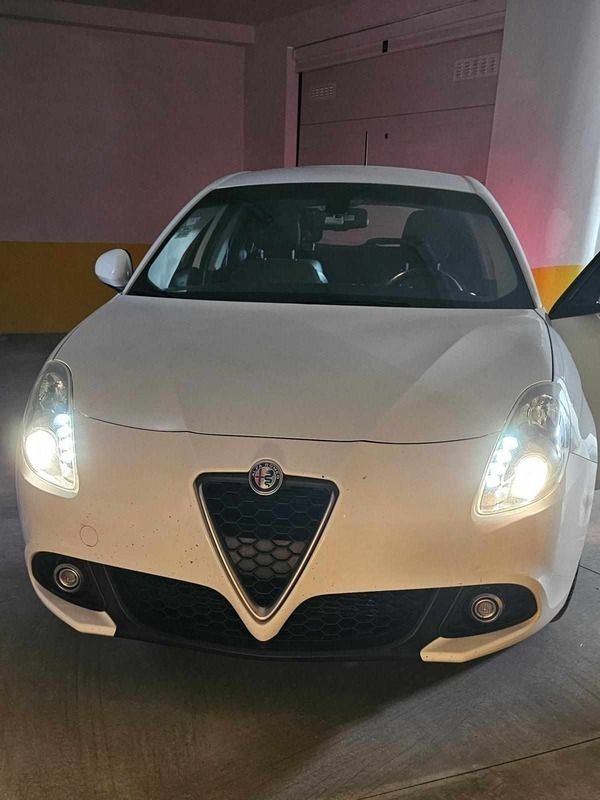 Branco Usado 2016 Alfa Romeo Giulietta Citadino | € 10.250 (Preço justo) - Imagem 1/4