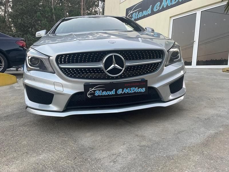 Cinza Usado 2015 Mercedes CLA200 AMG line Sedan | € 20.500 - Imagem 1/4