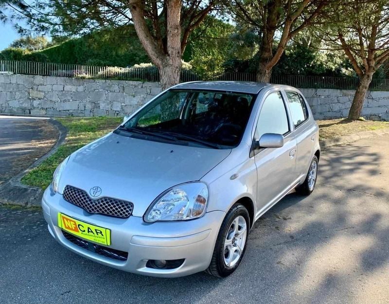 Cinza Usado 2005 Toyota Yaris Citadino | € 6.000 - Imagem 1/4