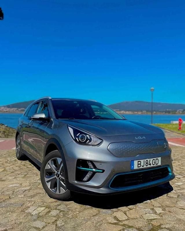 Cinzento Usado 2022 Kia e-Niro SUV | € 23.990 (Bom preço) - Imagem 1/4