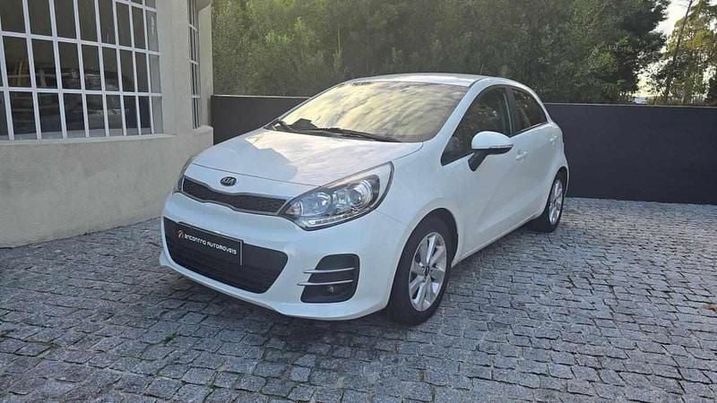 Branco Usado 2016 Kia Rio Sedan | € 11.500 (Preço elevado) - Imagem 1/4