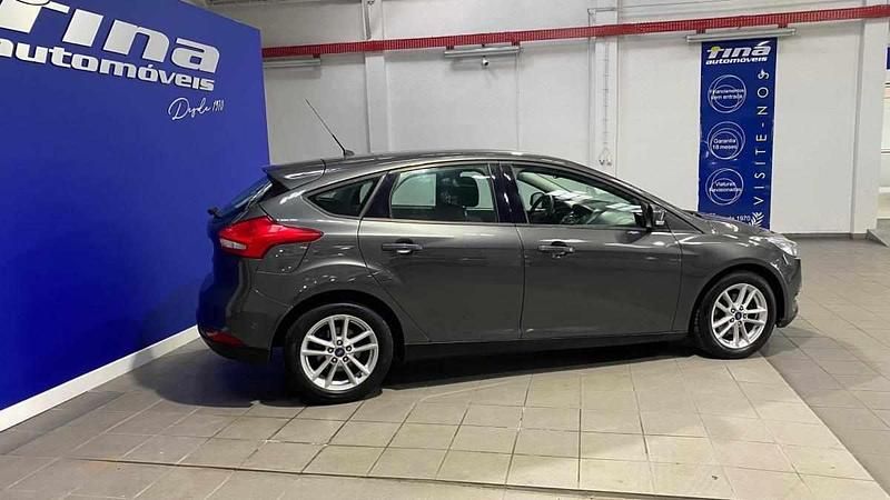 Usado Ford Focus 120 HP (88 kW) 2016 Cinzento Sedan