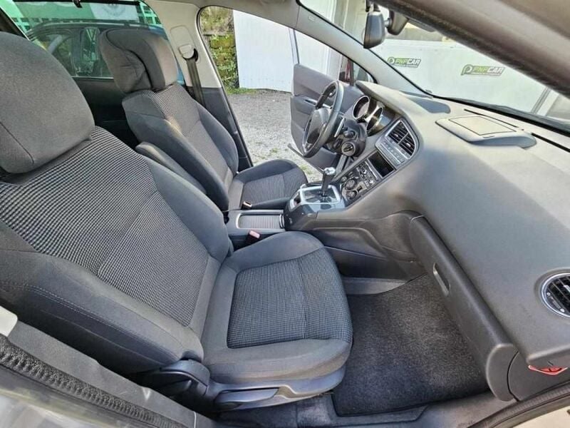 Usado Peugeot 5008 115 HP (84 kW) 2013 Cinzento Monovolume