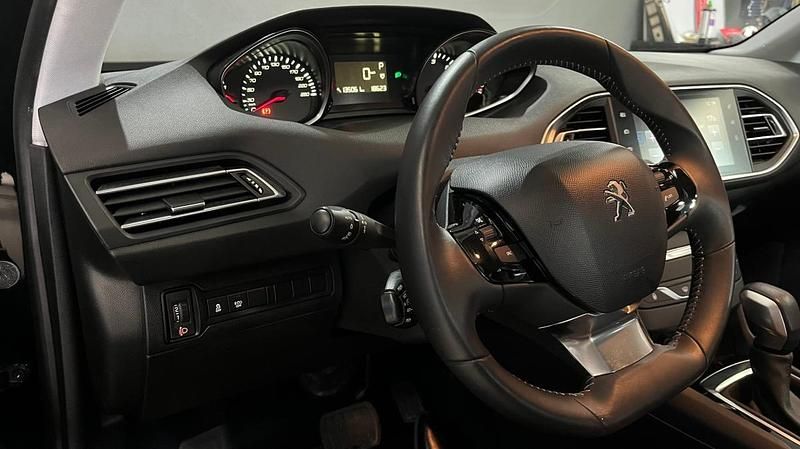 Usado Peugeot 308 Allure 120 HP (88 kW) 2017 Preto