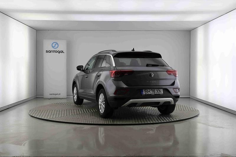 Usado VW T-Roc Life 110 HP (80 kW) 2024 Cinzento SUV