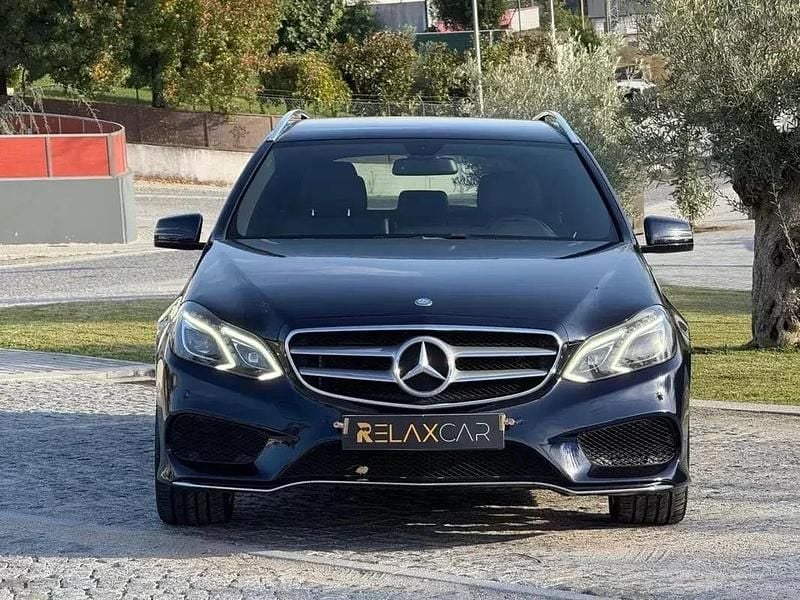 Usado Mercedes E250 Avantgarde 204 HP (150 kW) 2014 Azul escuro Carrinha