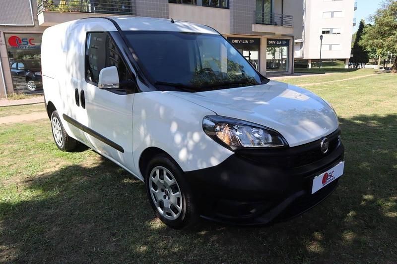 Branco Usado 2022 Fiat Doblò Monovolume | € 13.500 (Bom preço) - Imagem 1/3