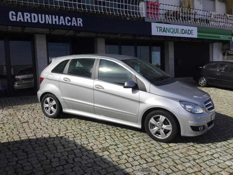 Cinzento Usado 2010 Mercedes B180 Monovolume | € 13.990 (Caro) - Imagem 1/4