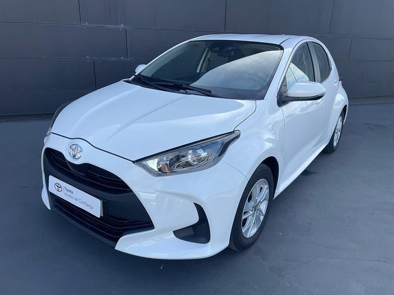 Branco (sólida) Usado 2023 Toyota Yaris Comfort Sedan | € 18.750 (Preço justo) - Imagem 1/4