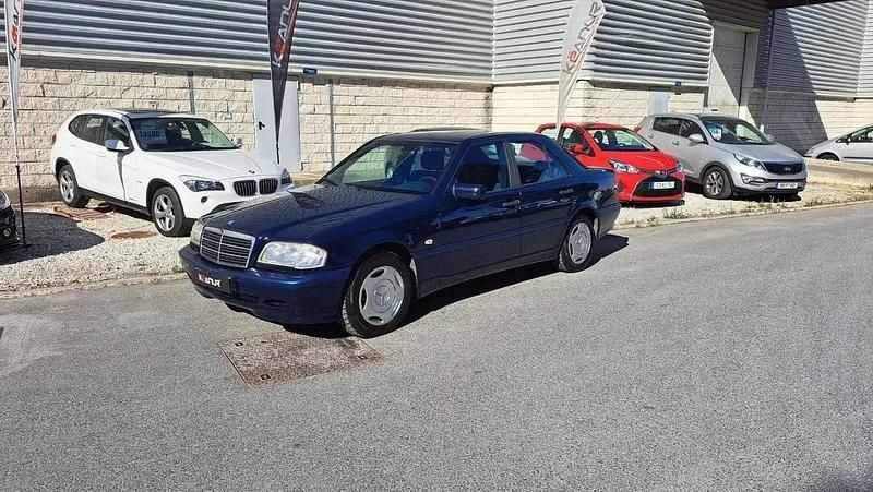Usado Mercedes C180 Classic 122 HP (89 kW) 1997 Azul Sedan