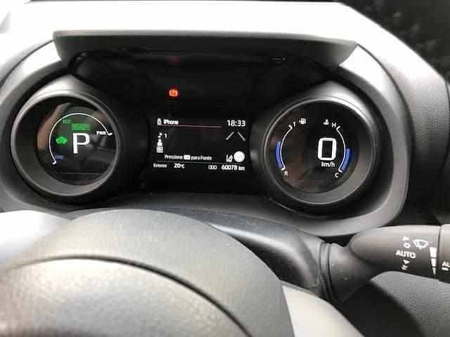 Usado Toyota Yaris Hybrid 116 HP (85 kW) 2023 Cinzento