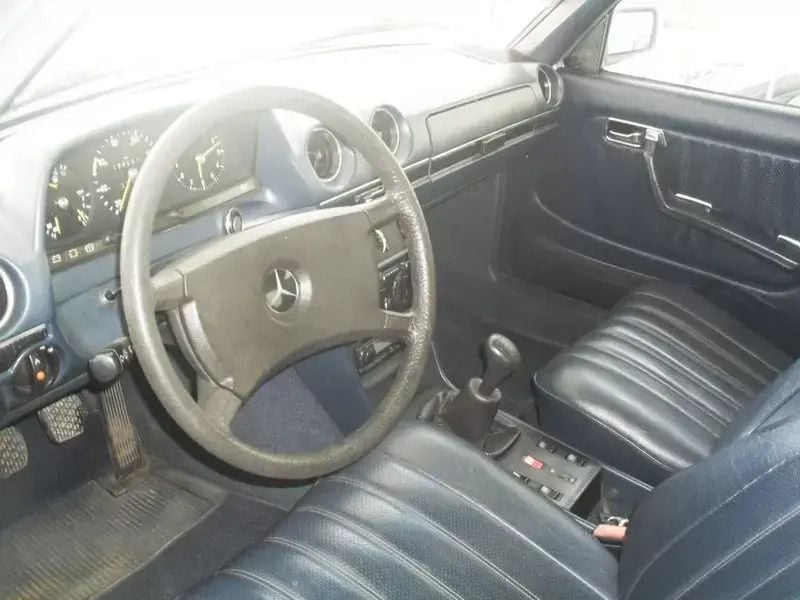 Usado Mercedes 200 80 HP (58 kW) 1981 Azul Sedan