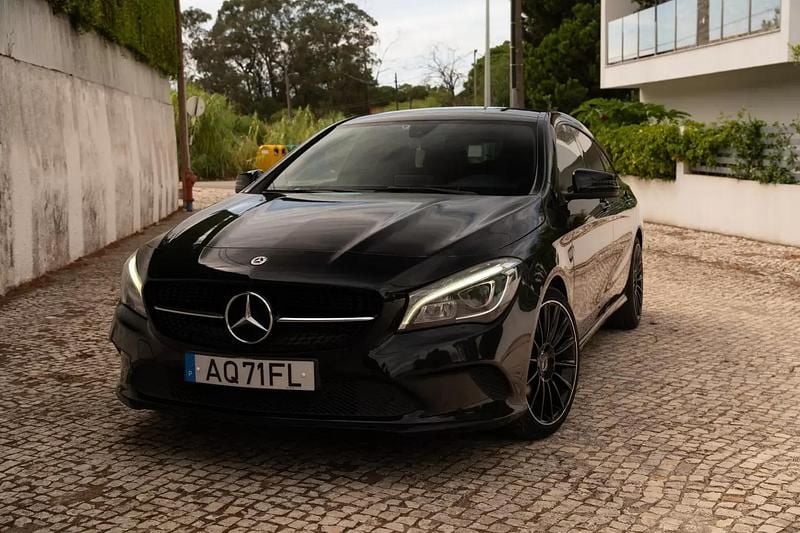 Usado Mercedes CLA180 Shooting Brake Urban 109 HP (80 kW) 2017 Preto Carrinha