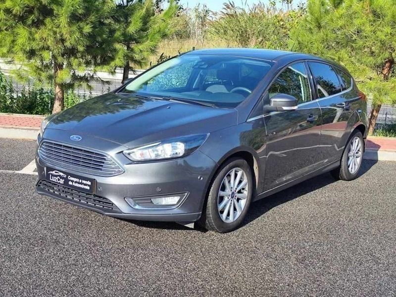 Cinza escuro Usado 2016 Ford Focus Titanium Citadino | € 10.980 (Preço justo) - Imagem 1/4