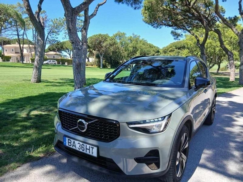 Cinzento Usado 2023 Volvo XC40 SUV | € 31.900 (Preço justo) - Imagem 1/4