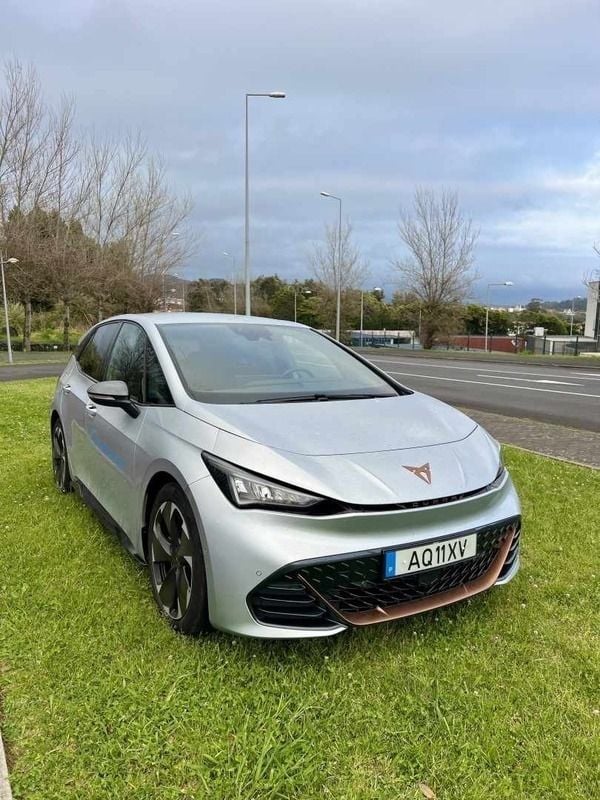 Cinzento Usado 2022 Cupra Born Citadino | € 24.900 (Preço justo) - Imagem 1/4