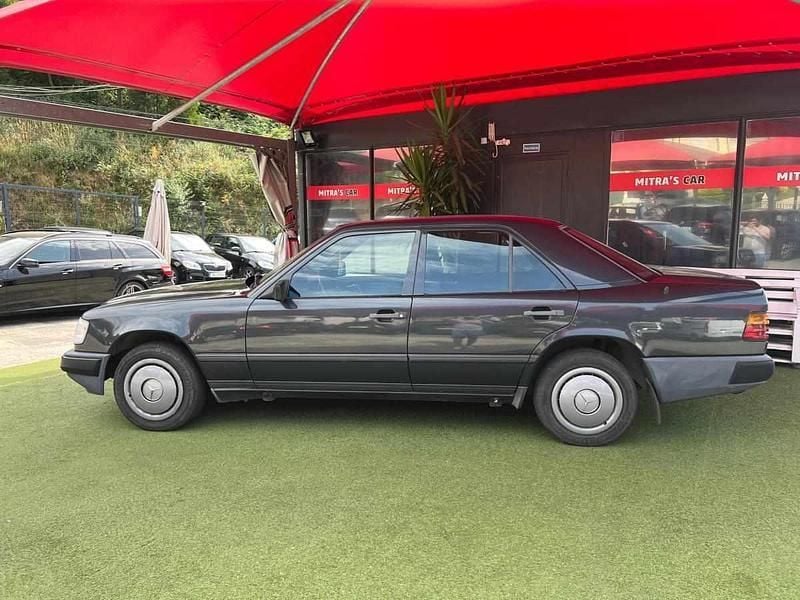 Usado Mercedes E200 72 HP (52 kW) 1989 Preto Sedan