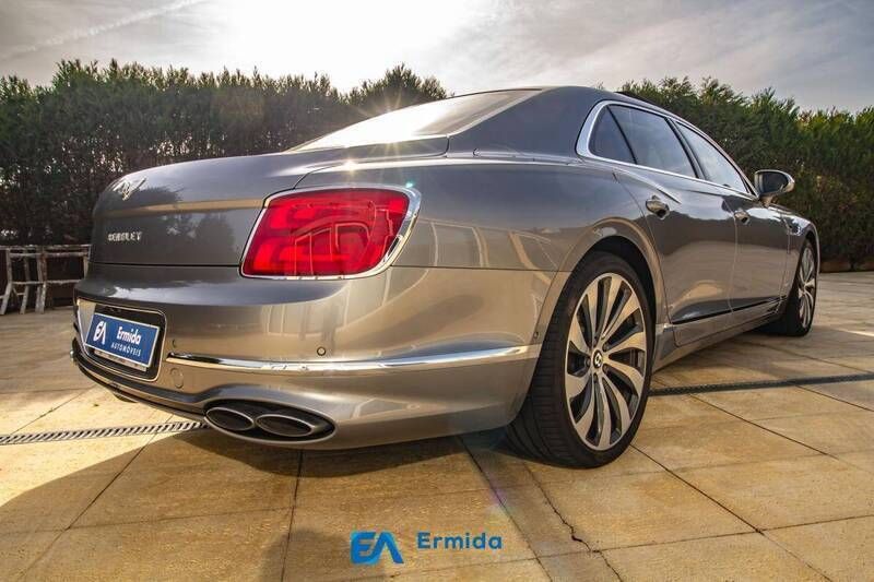 Usado Bentley Flying Spur 544 HP (400 kW) 2022 Cinzento Sedan