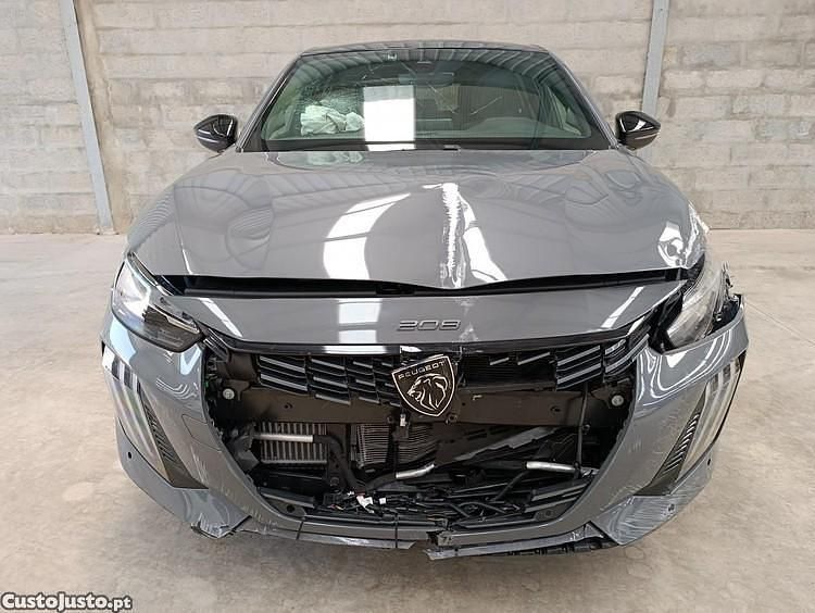 Cinza Usado 2024 Peugeot 208 GT Citadino | € 10.980 - Imagem 1/1