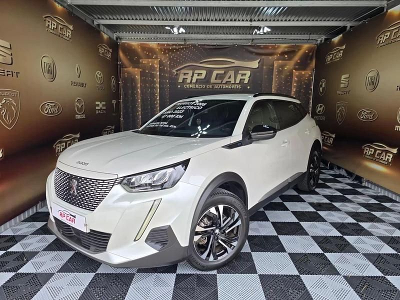 Branco pérola Usado 2023 Peugeot e-2008 Allure SUV | € 23.490 (Preço justo) - Imagem 1/4