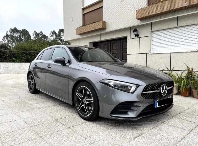 Cinzento Usado 2021 Mercedes A180 Citadino | € 30.900 (Preço elevado) - Imagem 1/4