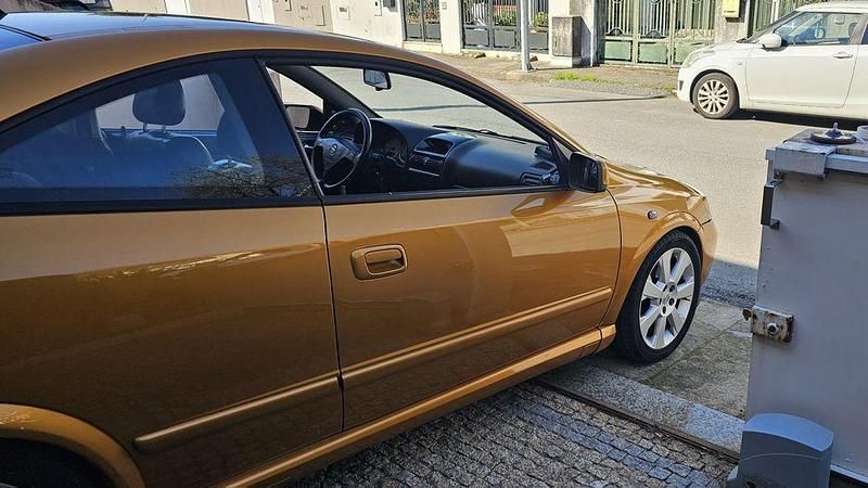 Usado Opel Astra Edition 125 HP (91 kW) 2000 Coupé