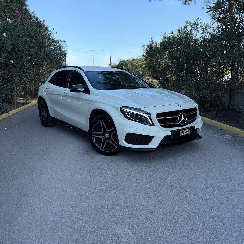 Branco Usado 2014 Mercedes GLA220 AMG line SUV | € 21.400 - Imagem 1/4