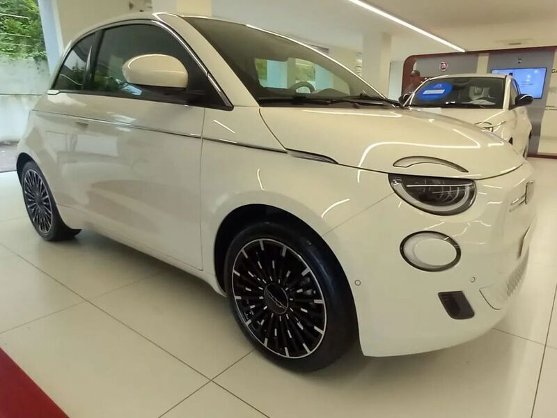 Branco Novo 2025 Fiat 500e Citadino | € 28.900 (Preço elevado) - Imagem 1/4