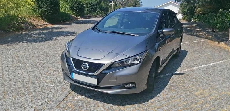 Cinzento Usado 2021 Nissan Leaf N-Connecta Citadino | € 19.390 (Preço justo) - Imagem 1/4