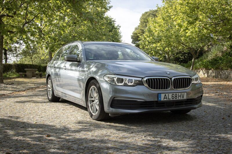 Cinza Usado 2017 BMW 520 Sport Line Carrinha | € 31.900 - Imagem 1/4