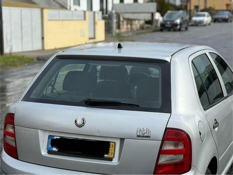 Usado Skoda Fabia 65 HP (47 kW) 2003 Sedan