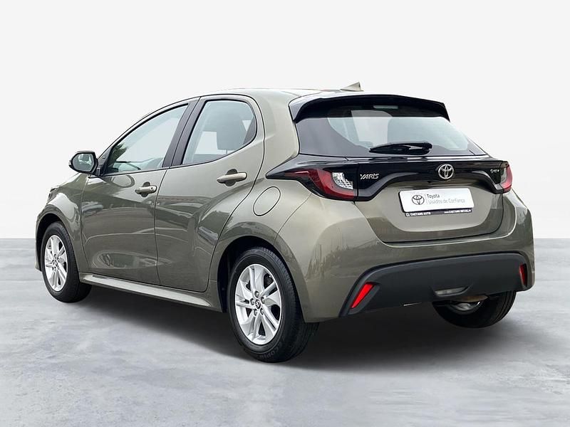 Usado Toyota Yaris Comfort 92 HP (67 kW) 2024 Bronze (pintura metalizada) Citadino