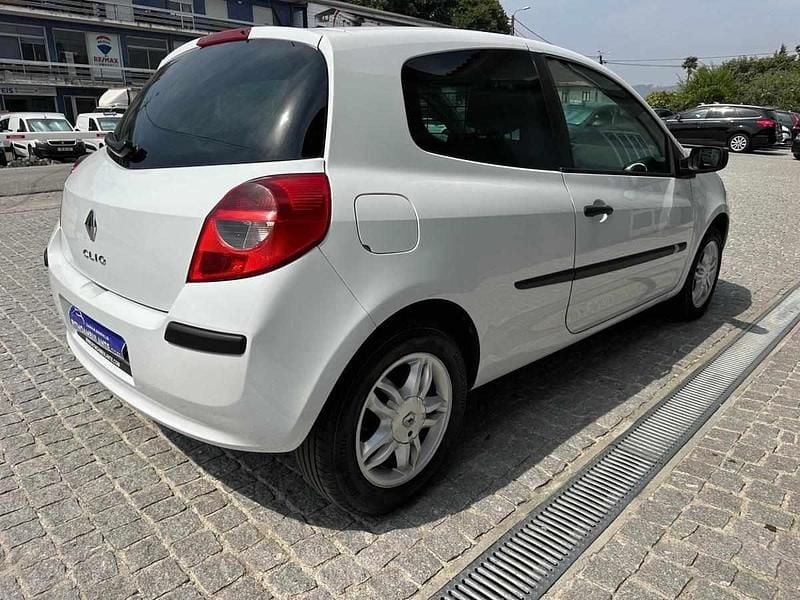 Usado Renault Clio II Dynamique 85 HP (62 kW) 2008 Branco Citadino