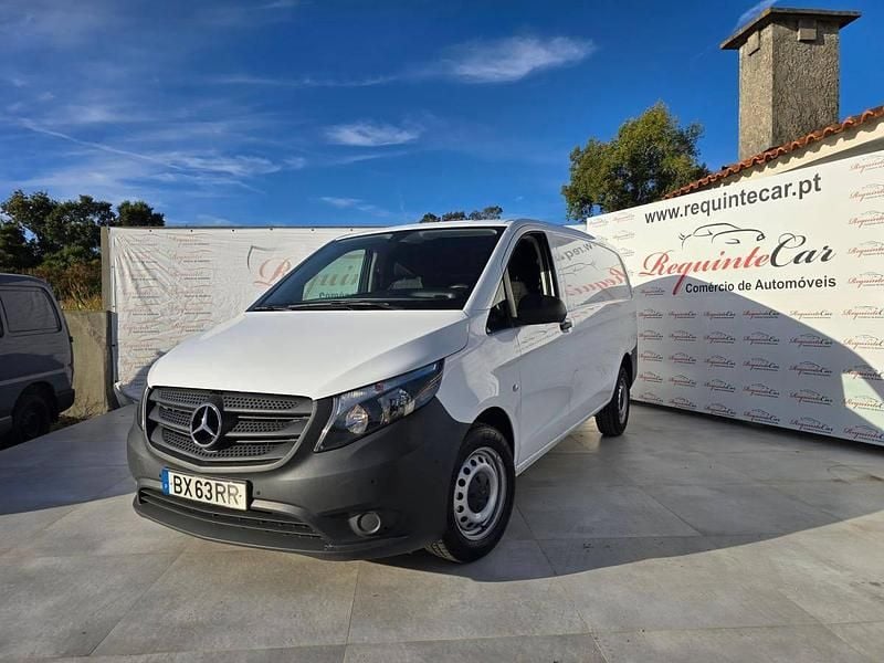 Branco Usado 2020 Mercedes Vito Monovolume | € 18.500 - Imagem 1/4