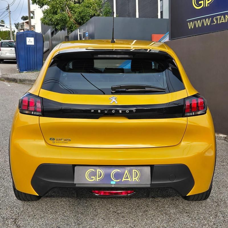 Usado Peugeot e-208 Active 100 kW (136 HP) 2023 Amarelo Citadino