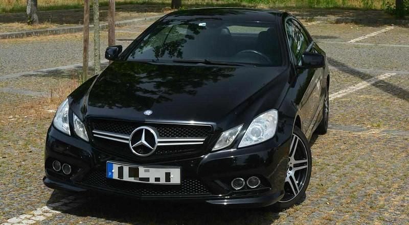 Preto Usado 2011 Mercedes E200 Coupé | € 16.250 - Imagem 1/4